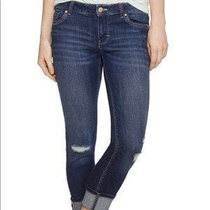 DISTRESSED SLIM CROP JEANS
